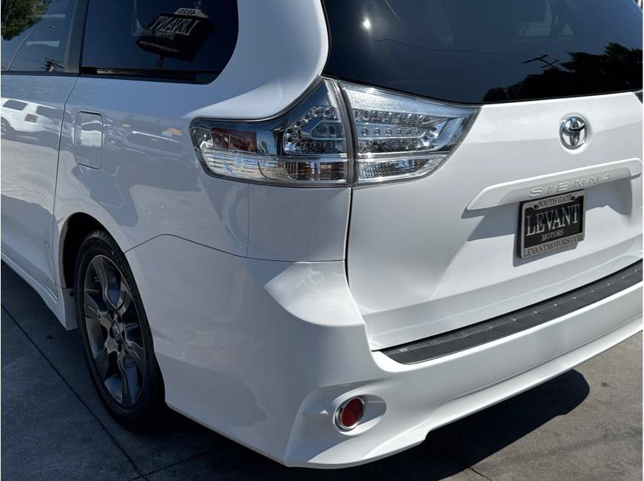 Used 2015 Toyota Sienna SE w/ SE Preferred Package FWD image 11