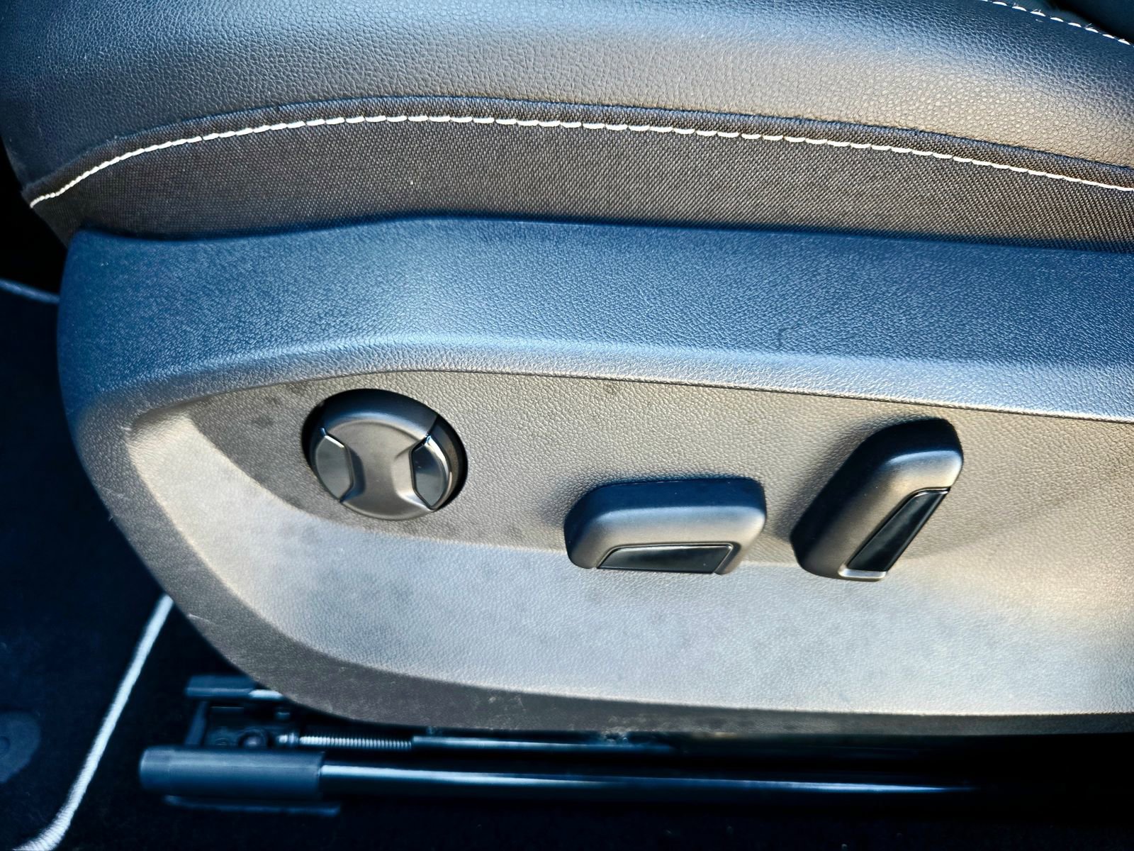 Used 2023 Volkswagen Taos SE w/ Black Wheel Package image 22