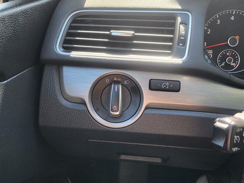 Used 2014 Volkswagen Passat 1.8T SE FWD image 22