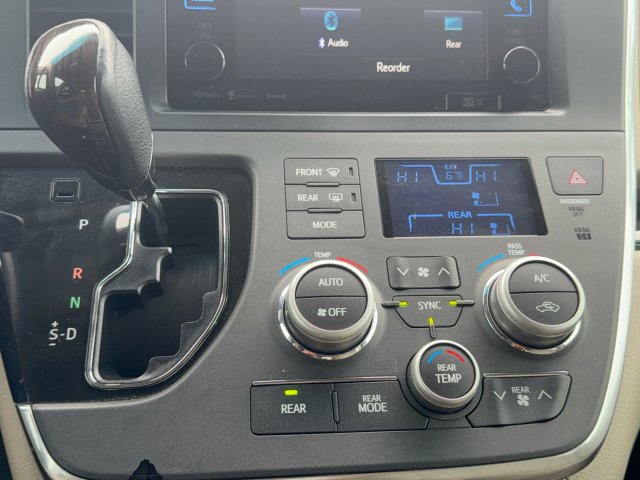 Used 2017 Toyota Sienna XLE Premium FWD image 23