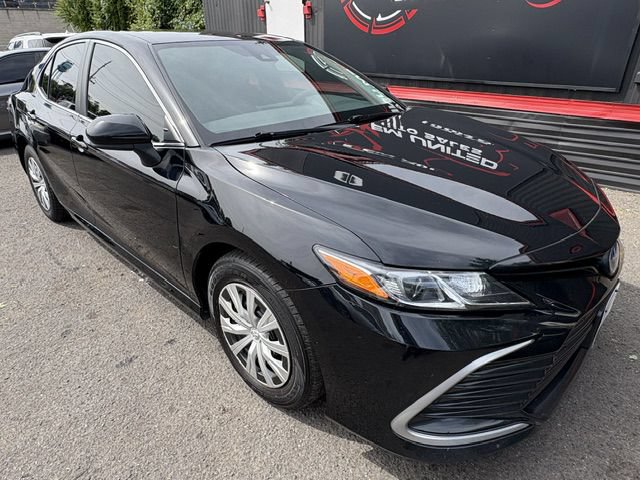 Used 2022 Toyota Camry LE FWD image 5