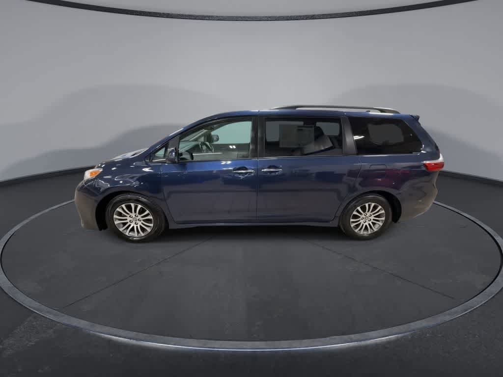 Used 2020 Toyota Sienna XLE w/ XLE Navigation Package image 5