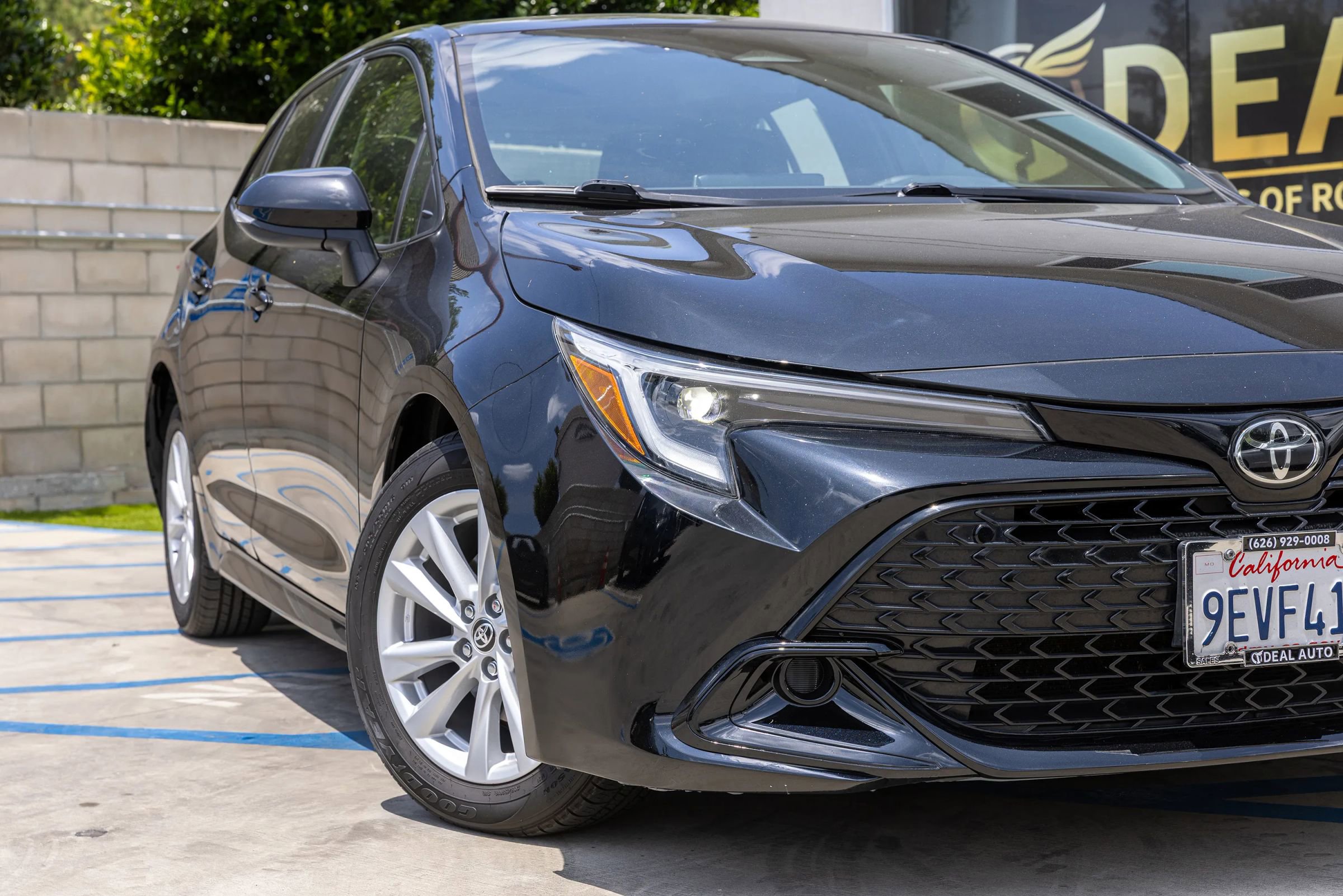 Used 2023 Toyota Corolla SE w/ Blackout Package (TMS) FWD image 3
