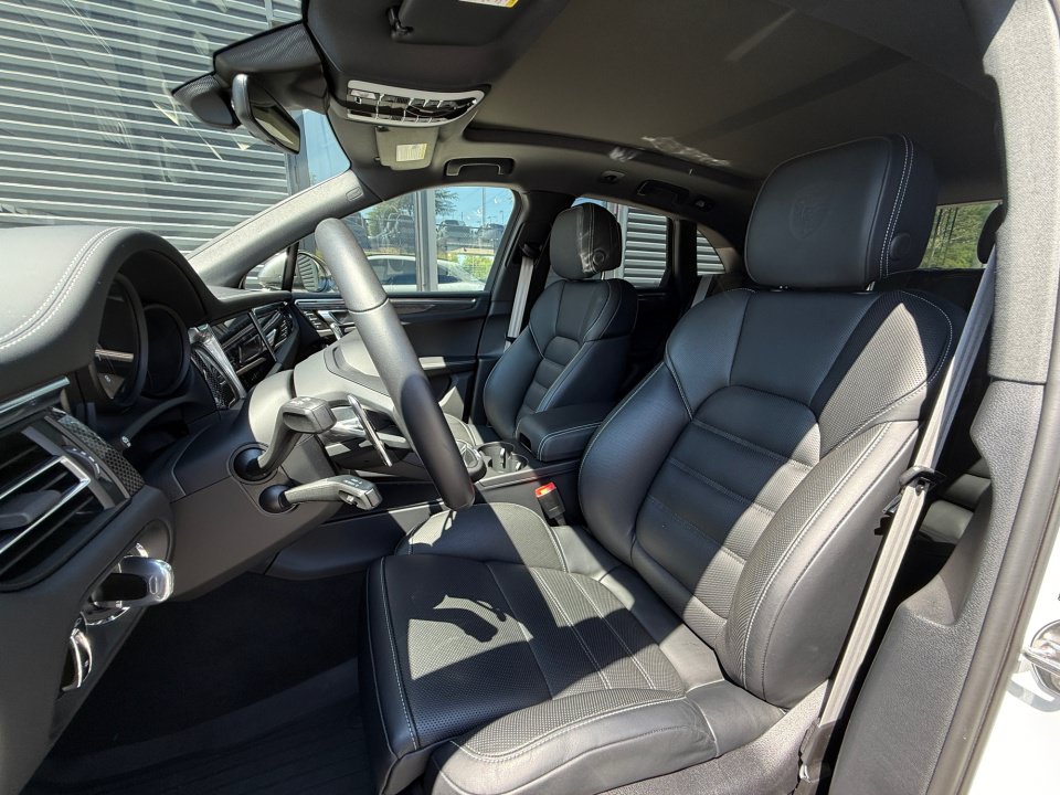 Certified 2026 Porsche Macan Turbo AWD/4WD image 5