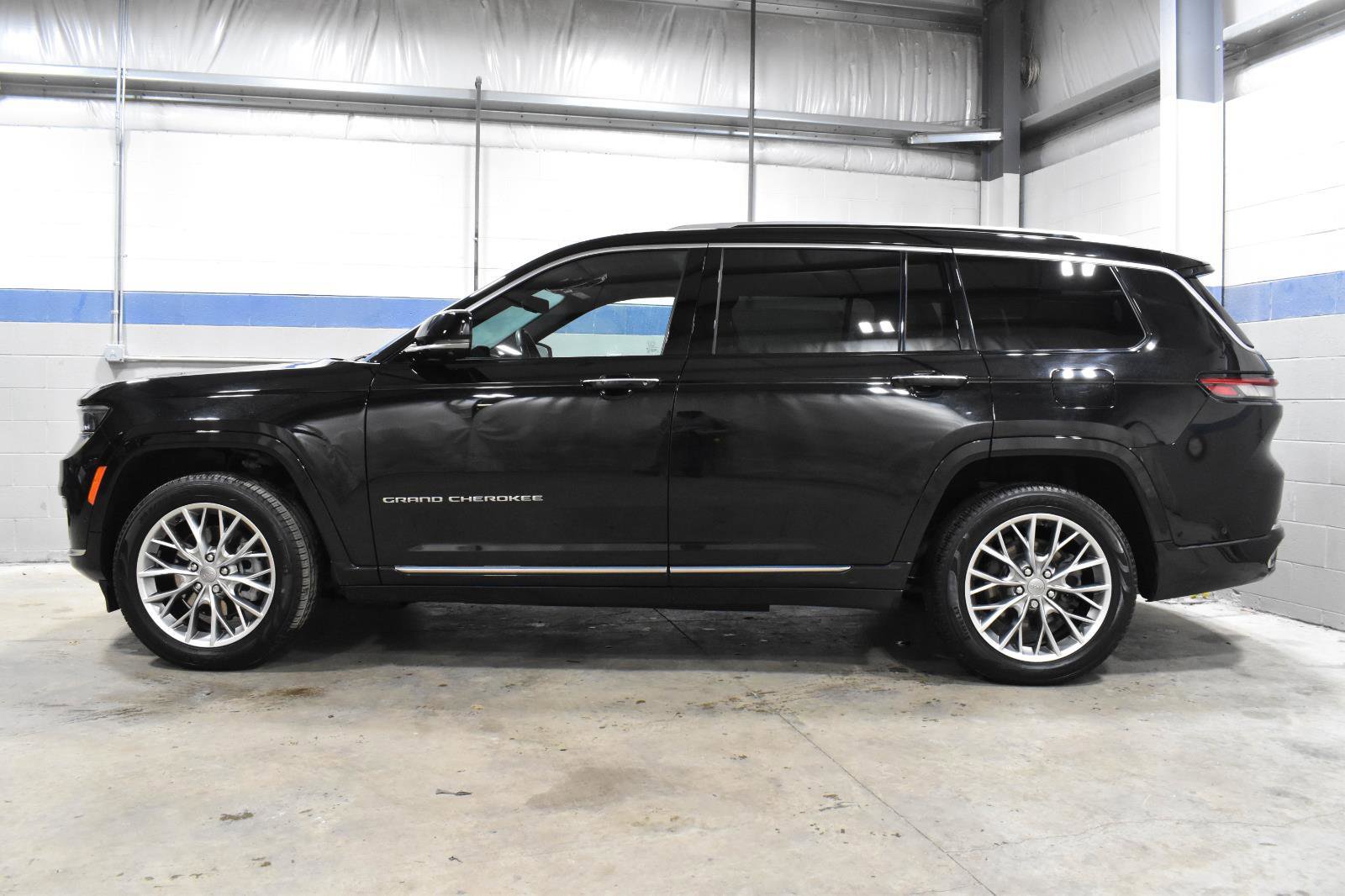 Used 2023 Jeep Grand Cherokee L Summit w/ Advanced Protech Group IV image 27