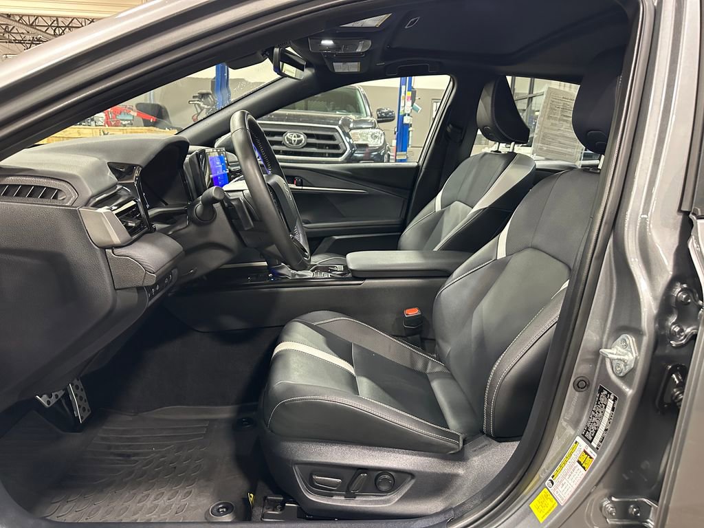 Used 2025 Toyota Camry SE image 14
