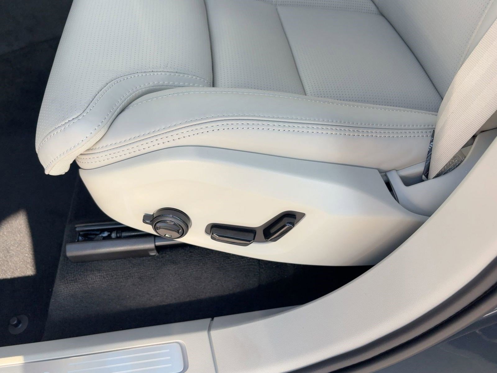 New 2026 Volvo XC90 B6 Ultra image 14