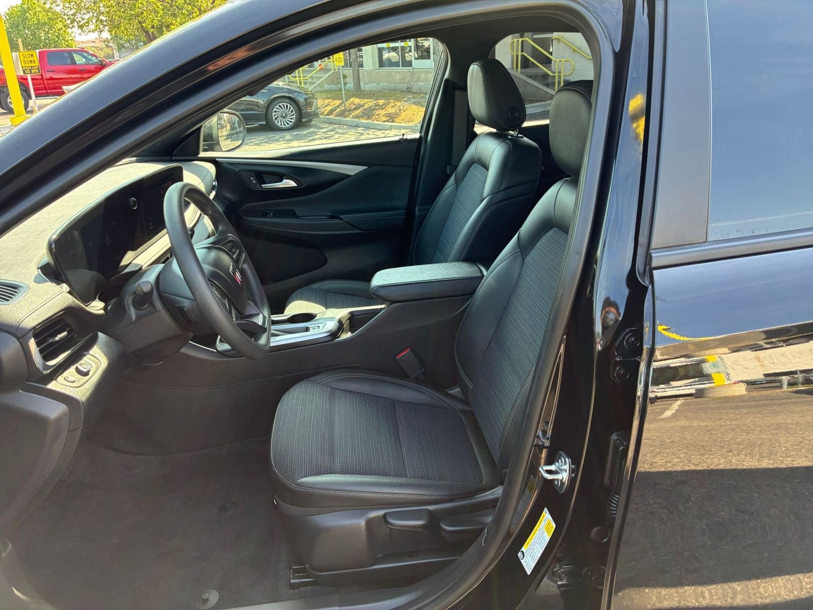 Used 2025 Buick Envista Preferred image 27