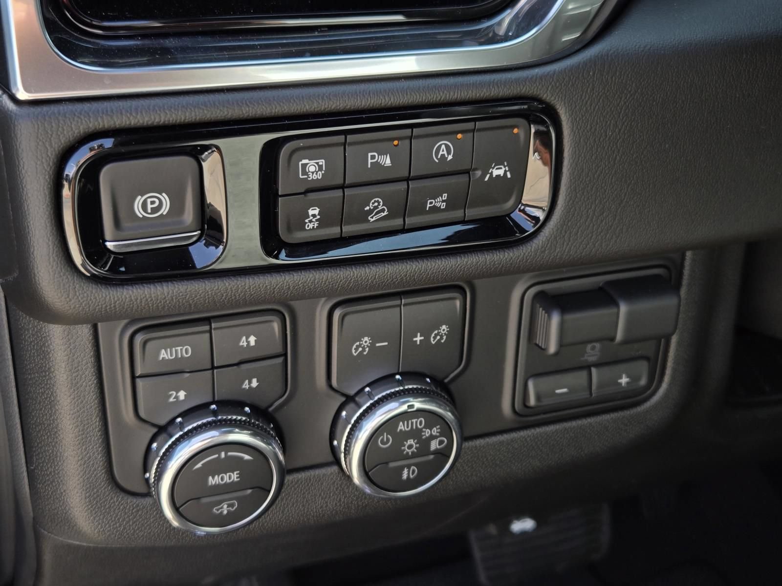 New 2026 GMC Yukon XL Denali w/ Sun & Power Step Package AWD/4WD image 9