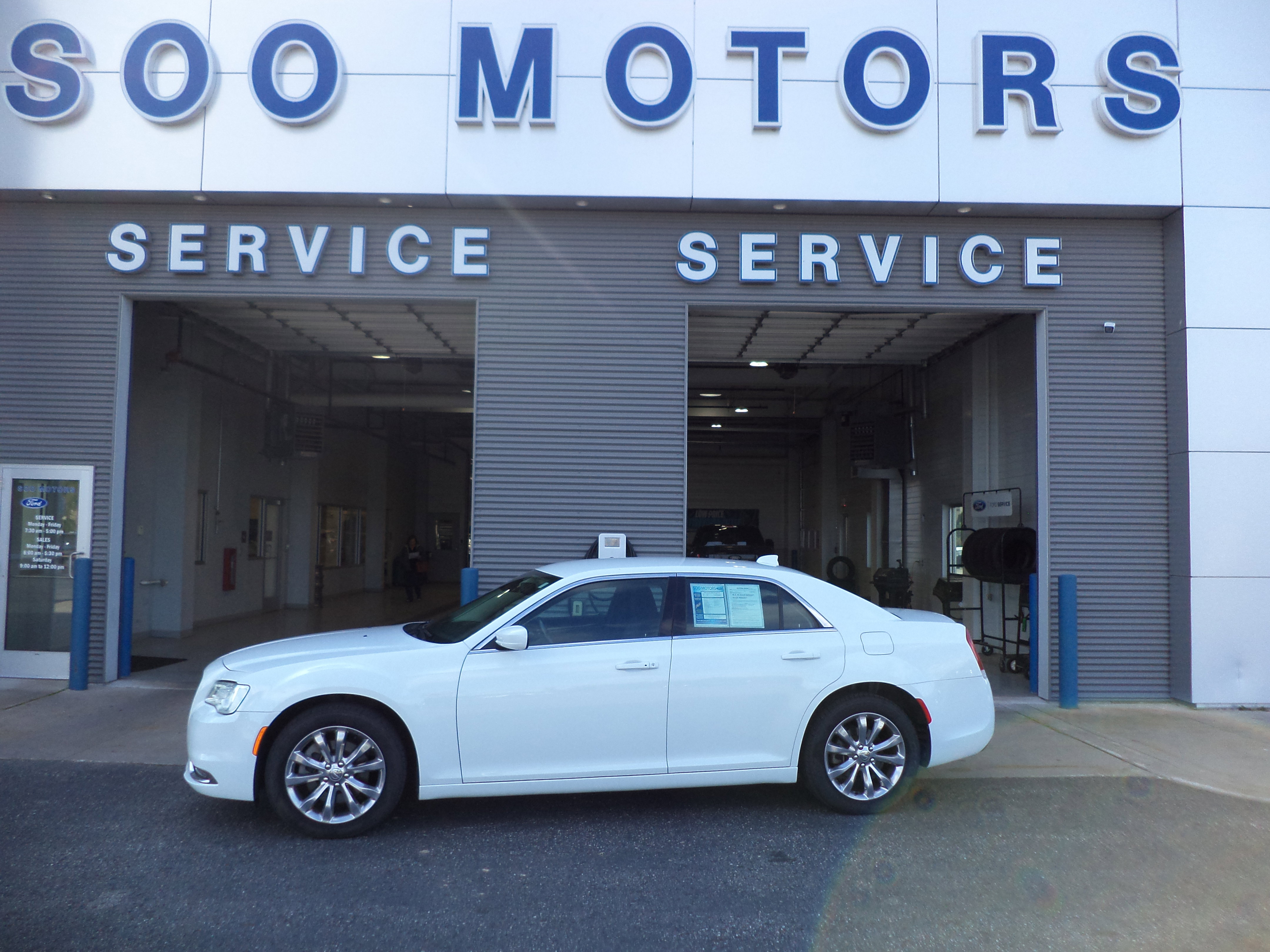 Used 2021 Chrysler 300 Touring w/ Driver Convenience Group image 1
