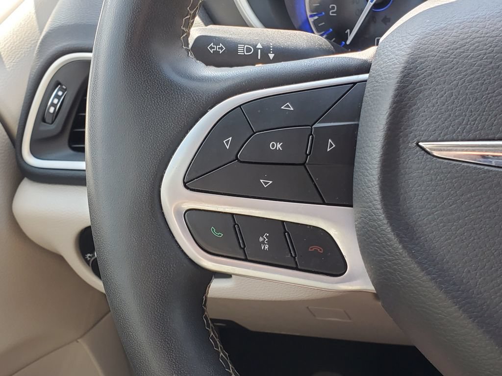 Used 2023 Chrysler Pacifica Touring-L FWD image 14