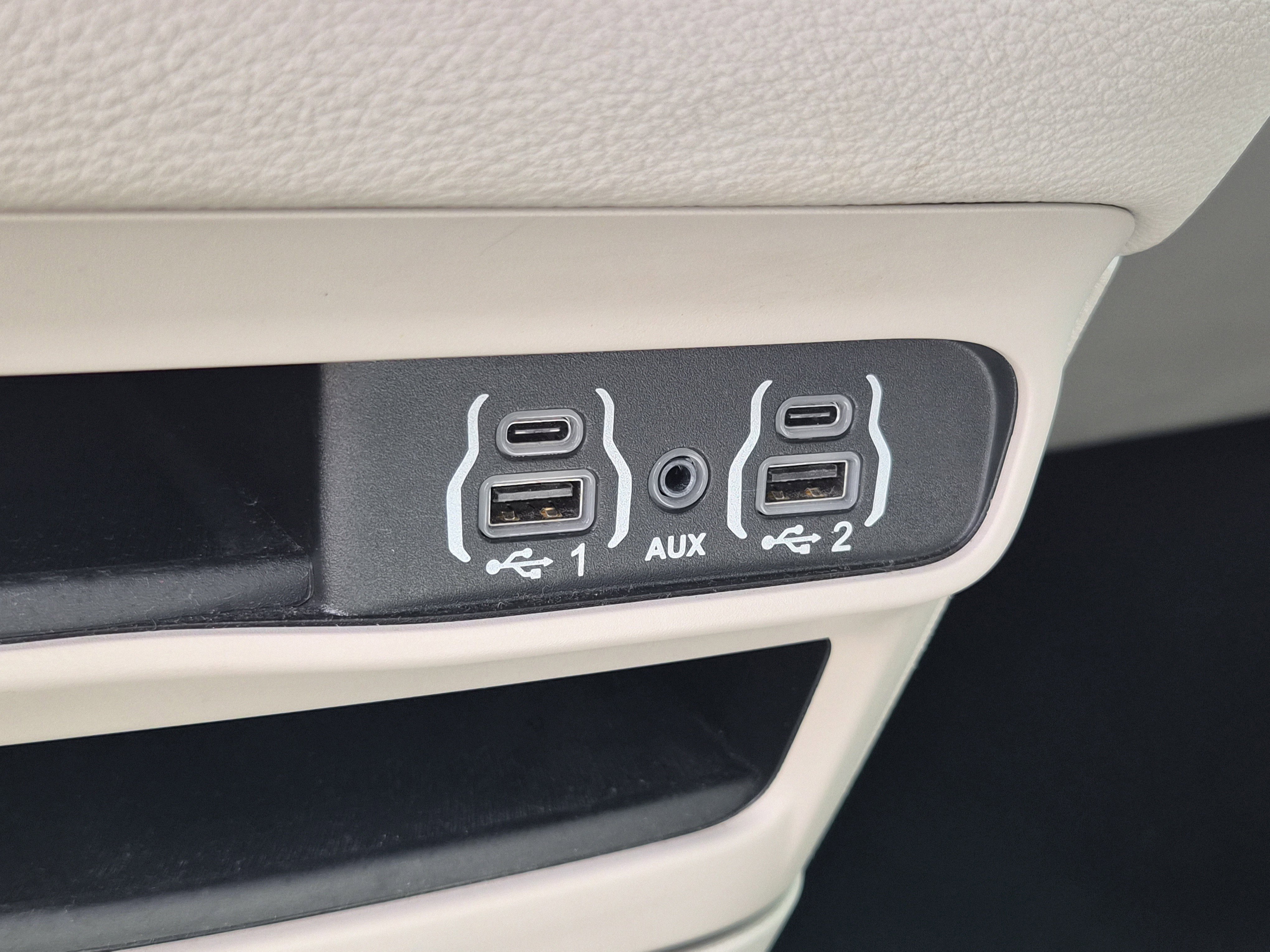 Used 2023 Chrysler Pacifica Touring-L image 32