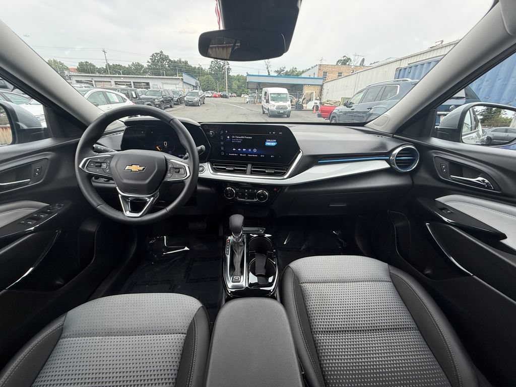 Used 2025 Chevrolet Trax LT w/ LT Convenience Package FWD image 19