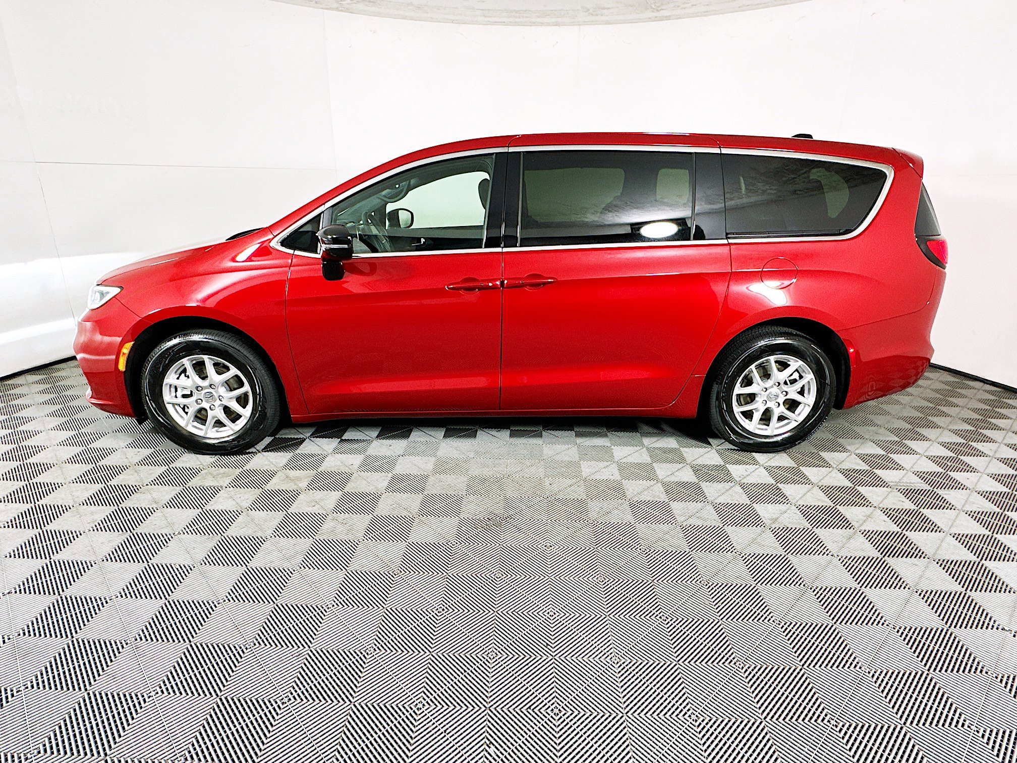 Used 2025 Chrysler Pacifica Select image 6