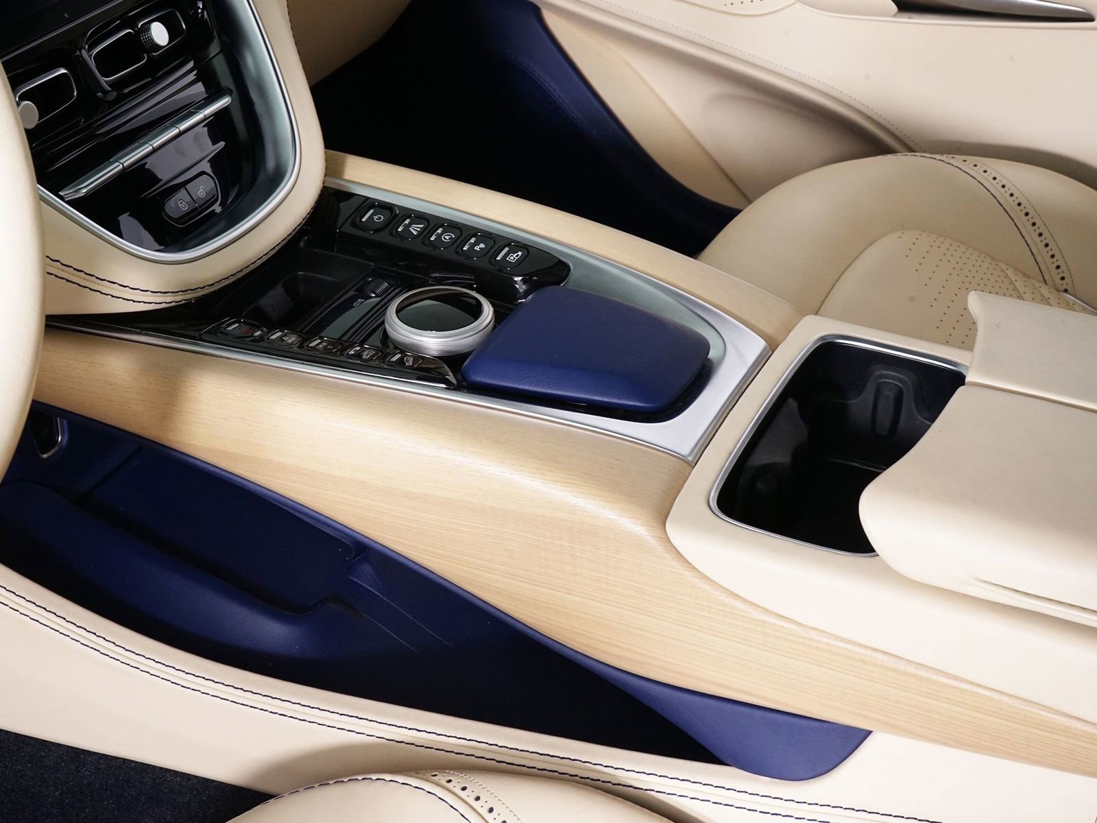 Used 2021 Aston Martin DBX image 31