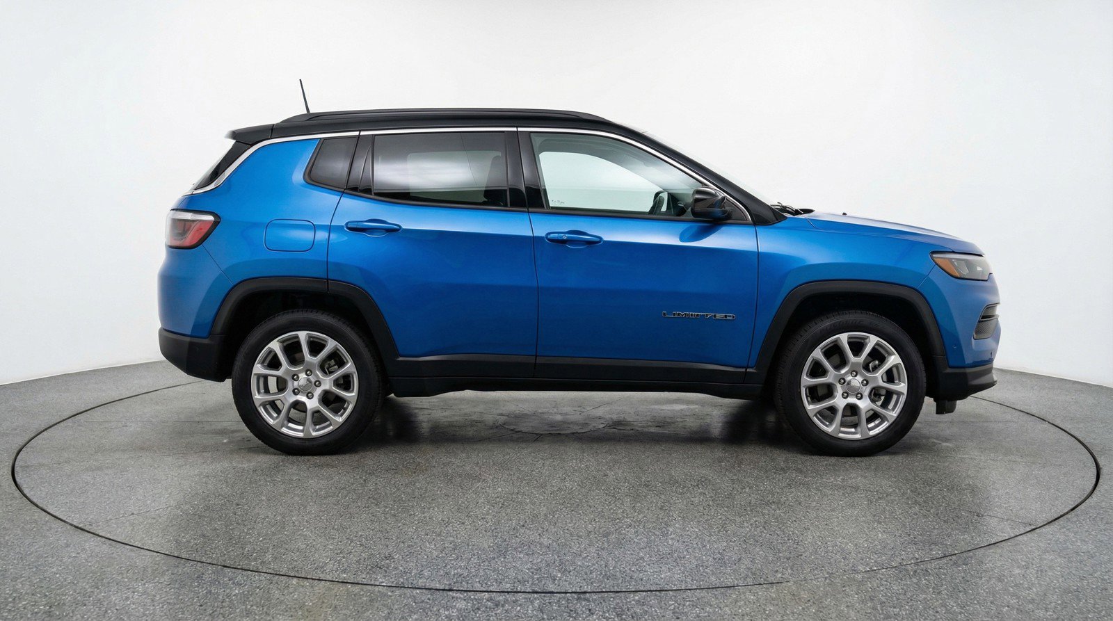 Used 2025 Jeep Compass Limited image 11