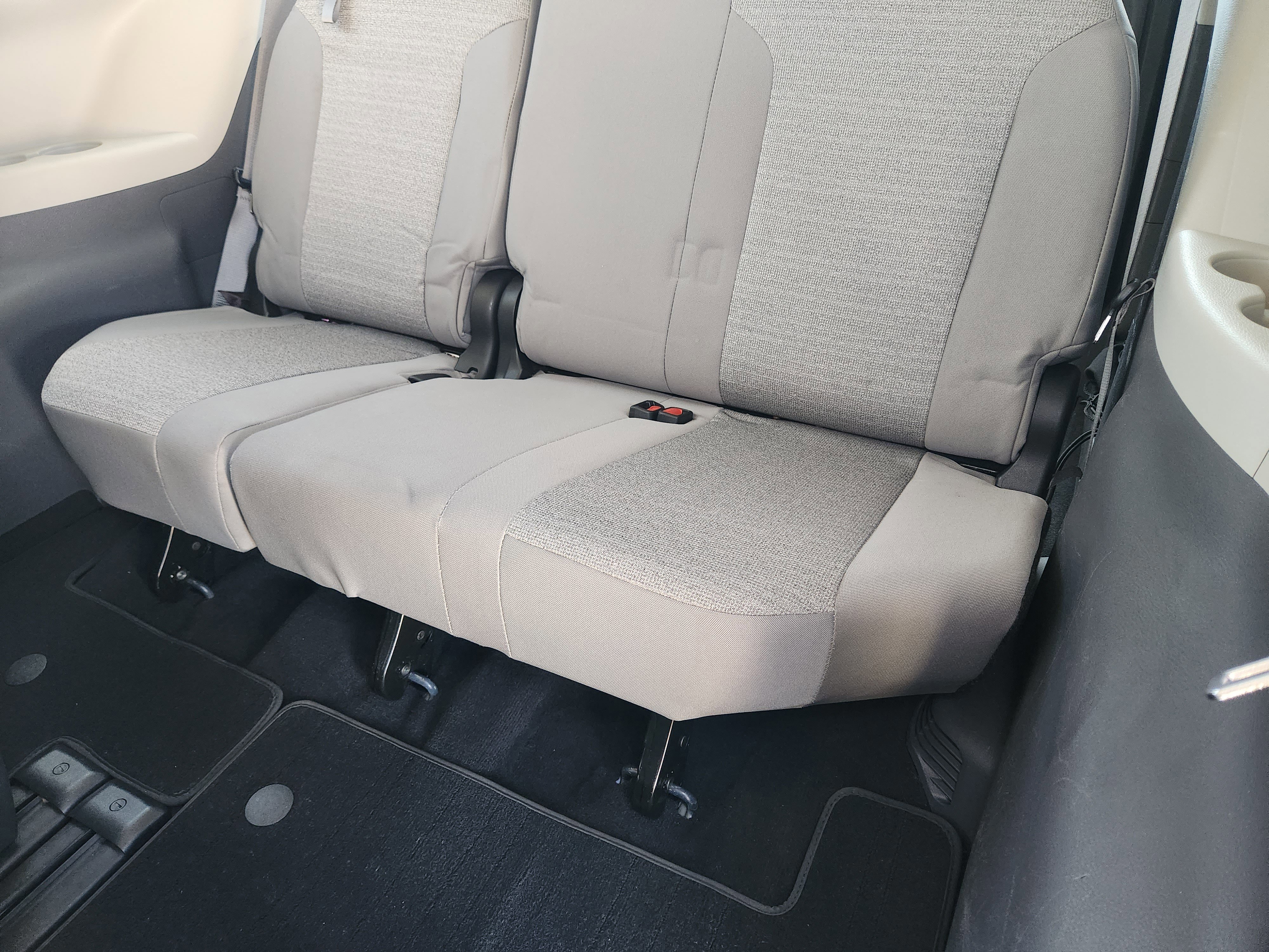 Used 2021 Toyota Sienna LE image 30