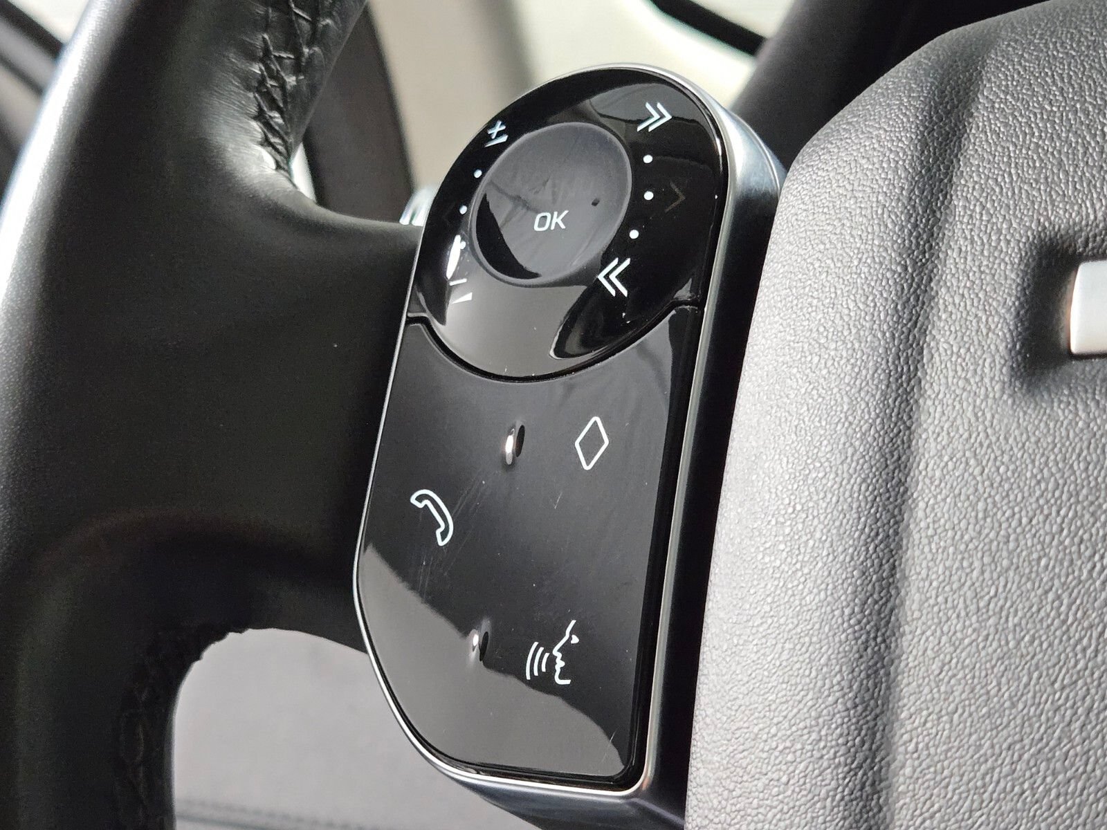 Used 2020 Land Rover Discovery Sport AWD/4WD image 23