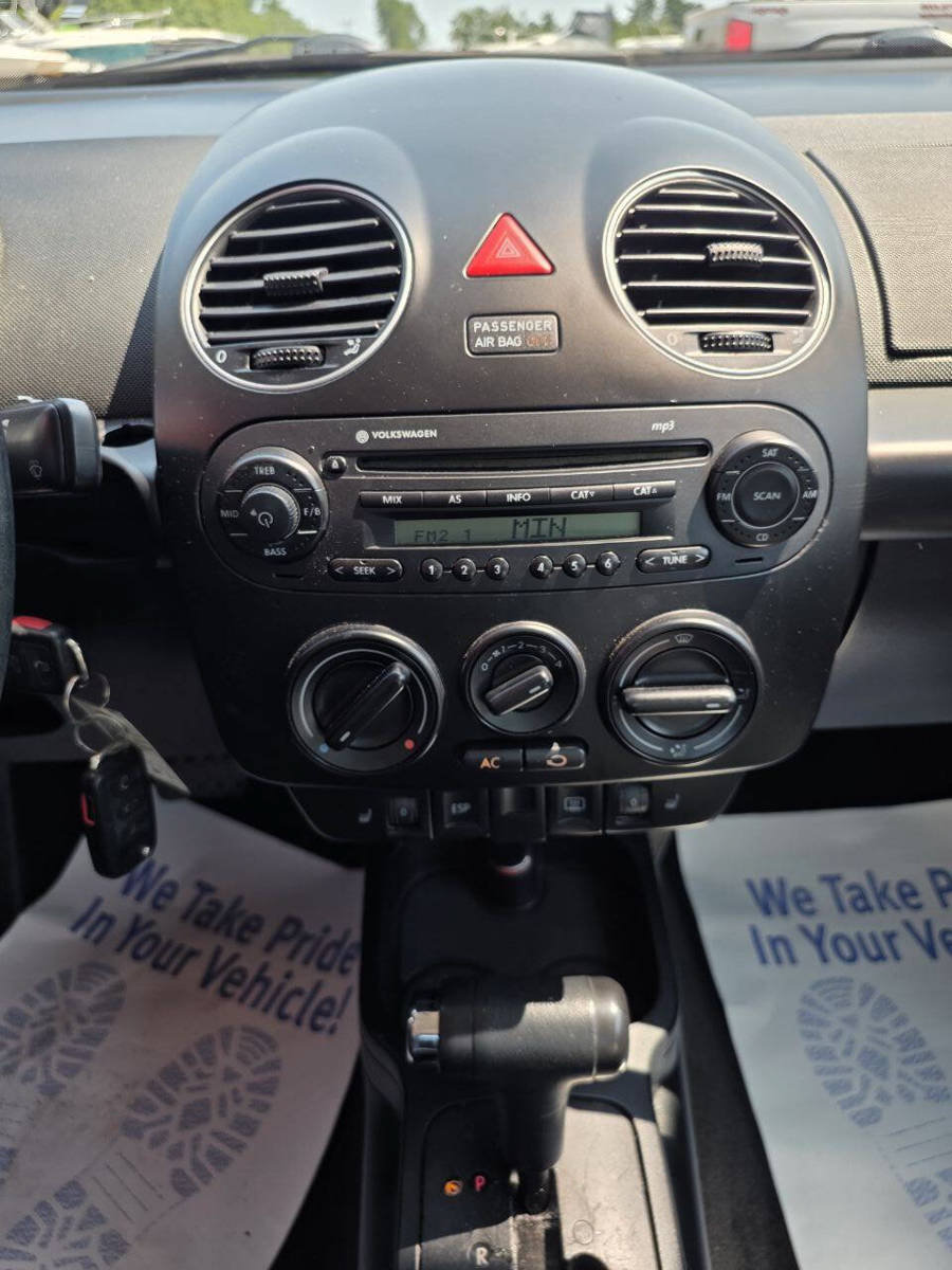Used 2009 Volkswagen Beetle S FWD image 17