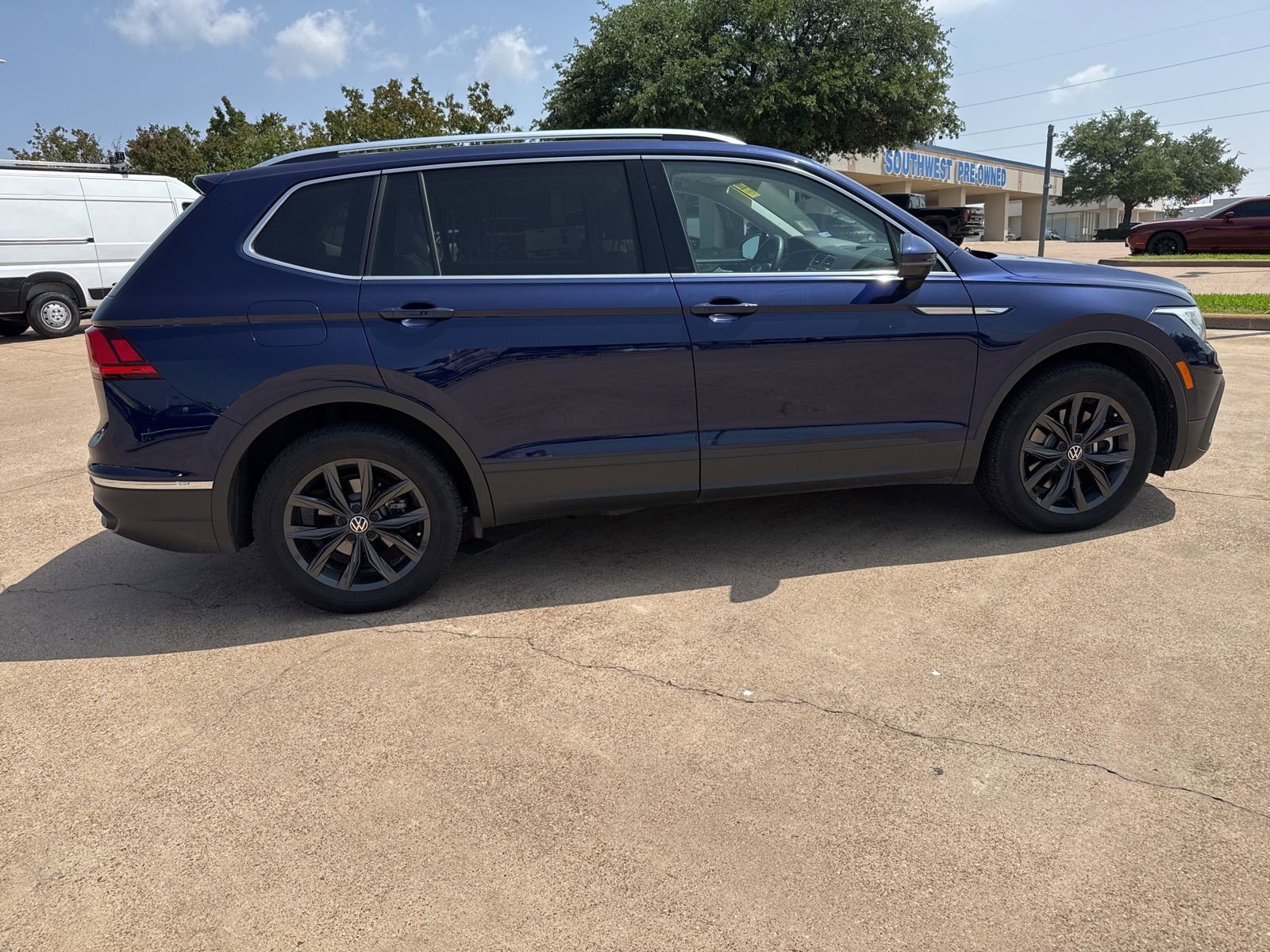 Used 2024 Volkswagen Tiguan SE FWD image 8