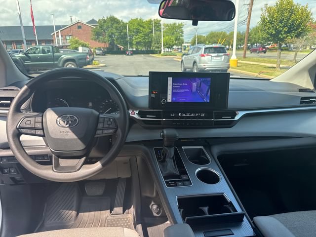 Used 2025 Toyota Sienna LE FWD image 15