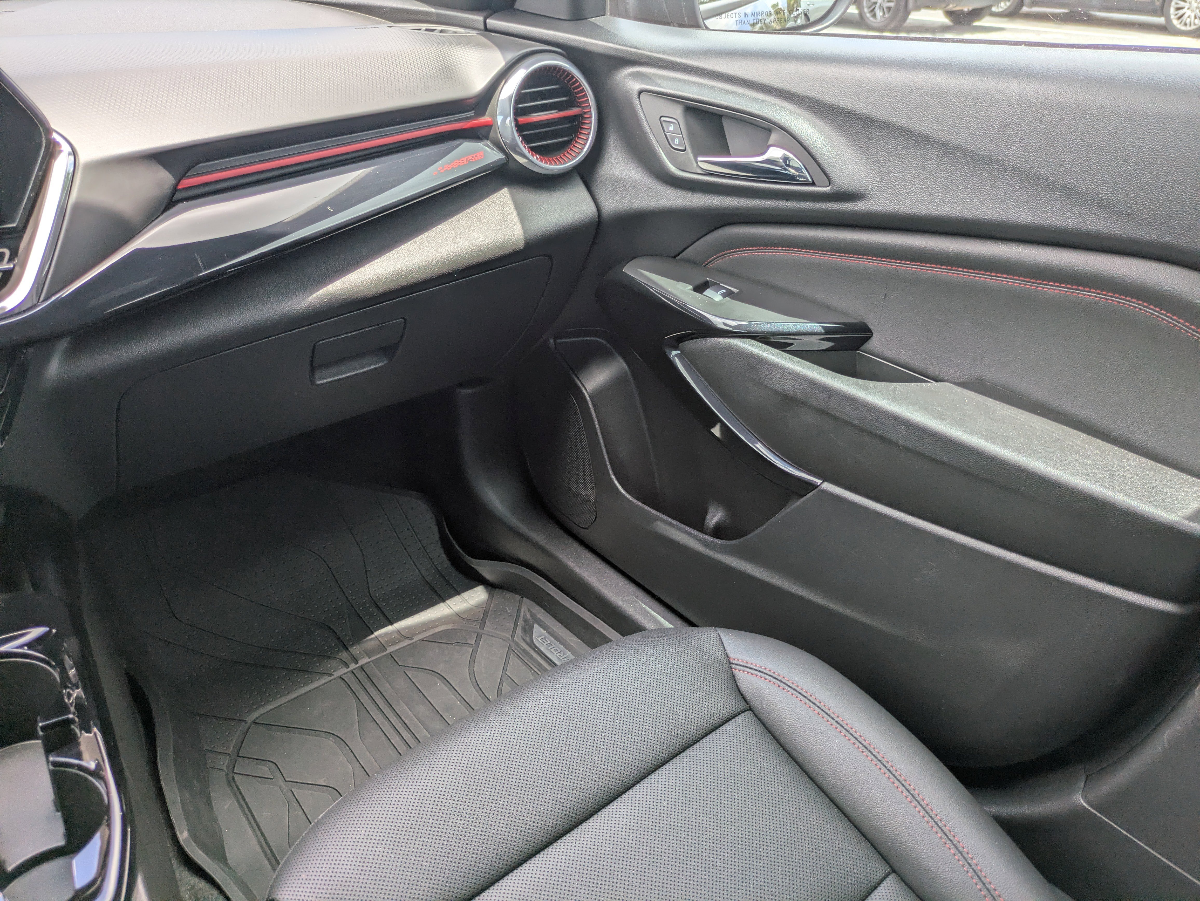 Used 2025 Chevrolet Trax RS w/ Sunroof Package FWD image 10