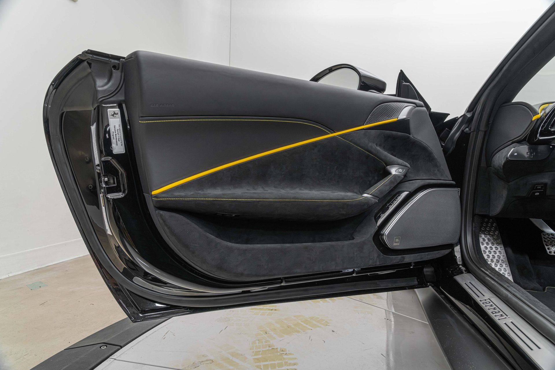 Certified 2025 Ferrari Roma Spider RWD image 18