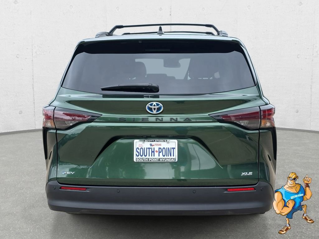 Used 2025 Toyota Sienna XLE FWD image 6