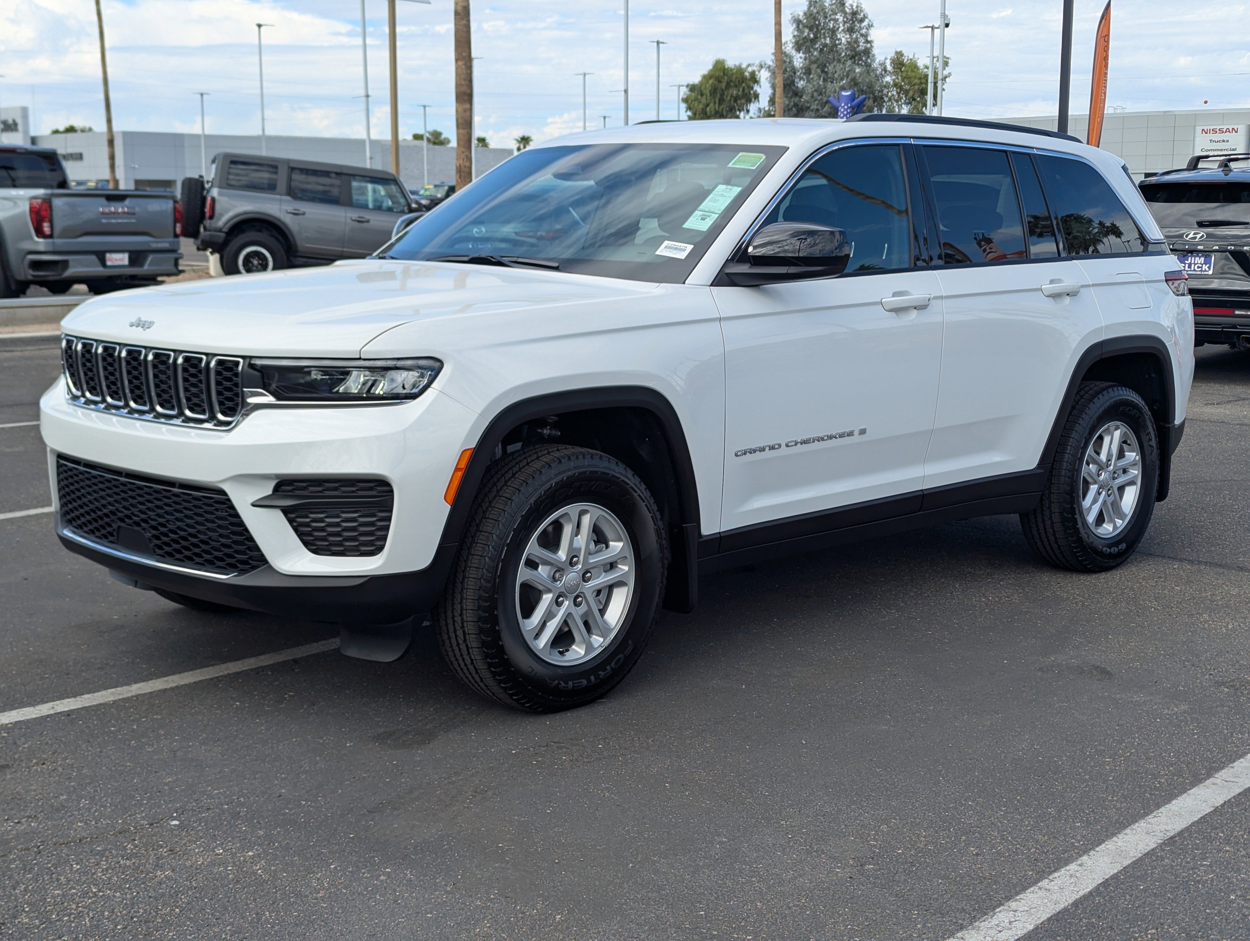 New 2025 Jeep Grand Cherokee Laredo image 5
