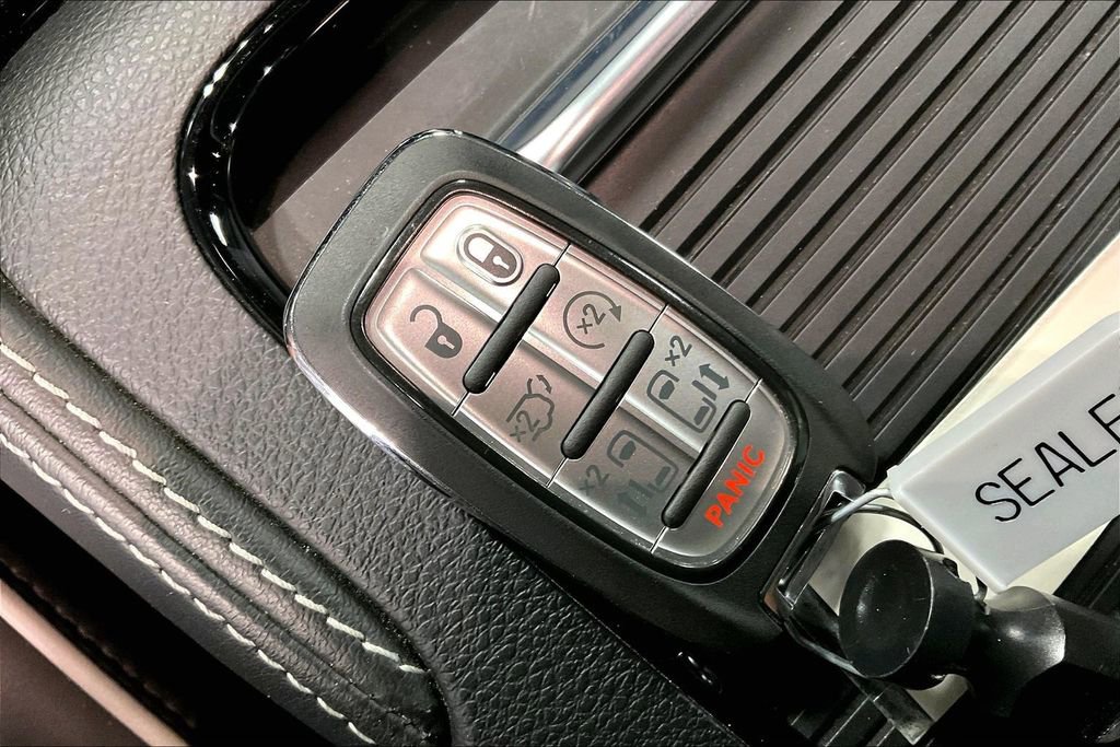 Used 2024 Chrysler Pacifica Limited w/ Uconnect Theater Family Group AWD/4WD image 12