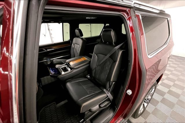 Used 2025 Jeep Grand Wagoneer L Series III w/ Rear-Seat Entertainment Group AWD/4WD image 24