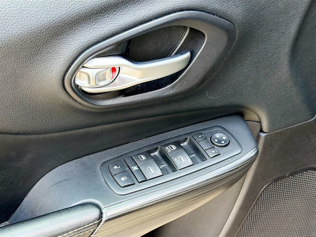 Used 2015 Jeep Cherokee Limited w/ Safetytec Group AWD/4WD image 19