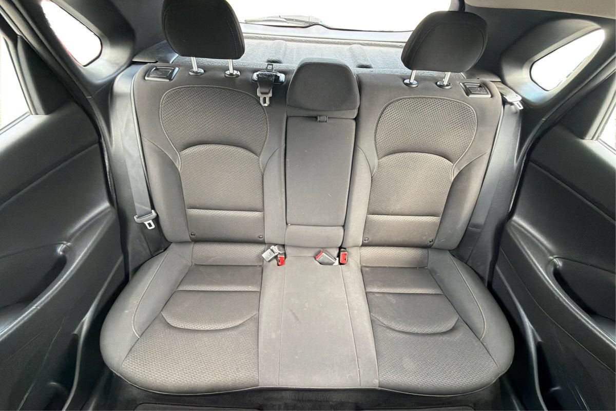Used 2018 Hyundai Elantra GT FWD image 13
