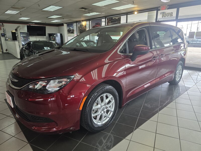 Used 2021 Chrysler Voyager LX FWD image 1