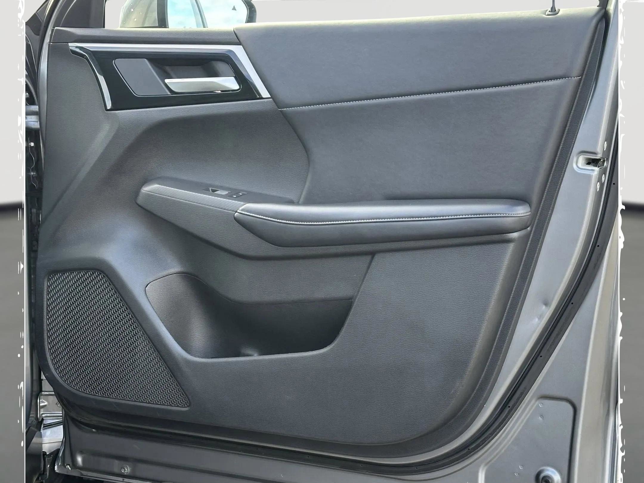 Used 2024 Mitsubishi Outlander SE Black Edition image 9