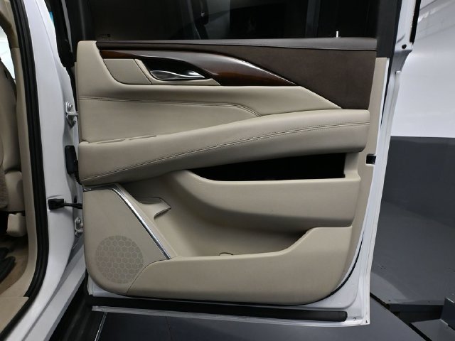 Used 2017 Cadillac Escalade ESV 4WD image 40