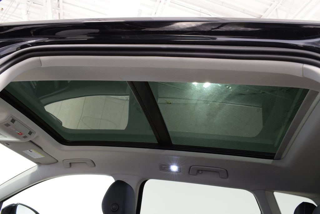 Used 2023 Volkswagen Taos SE w/ Panoramic Sunroof Package AWD/4WD image 40