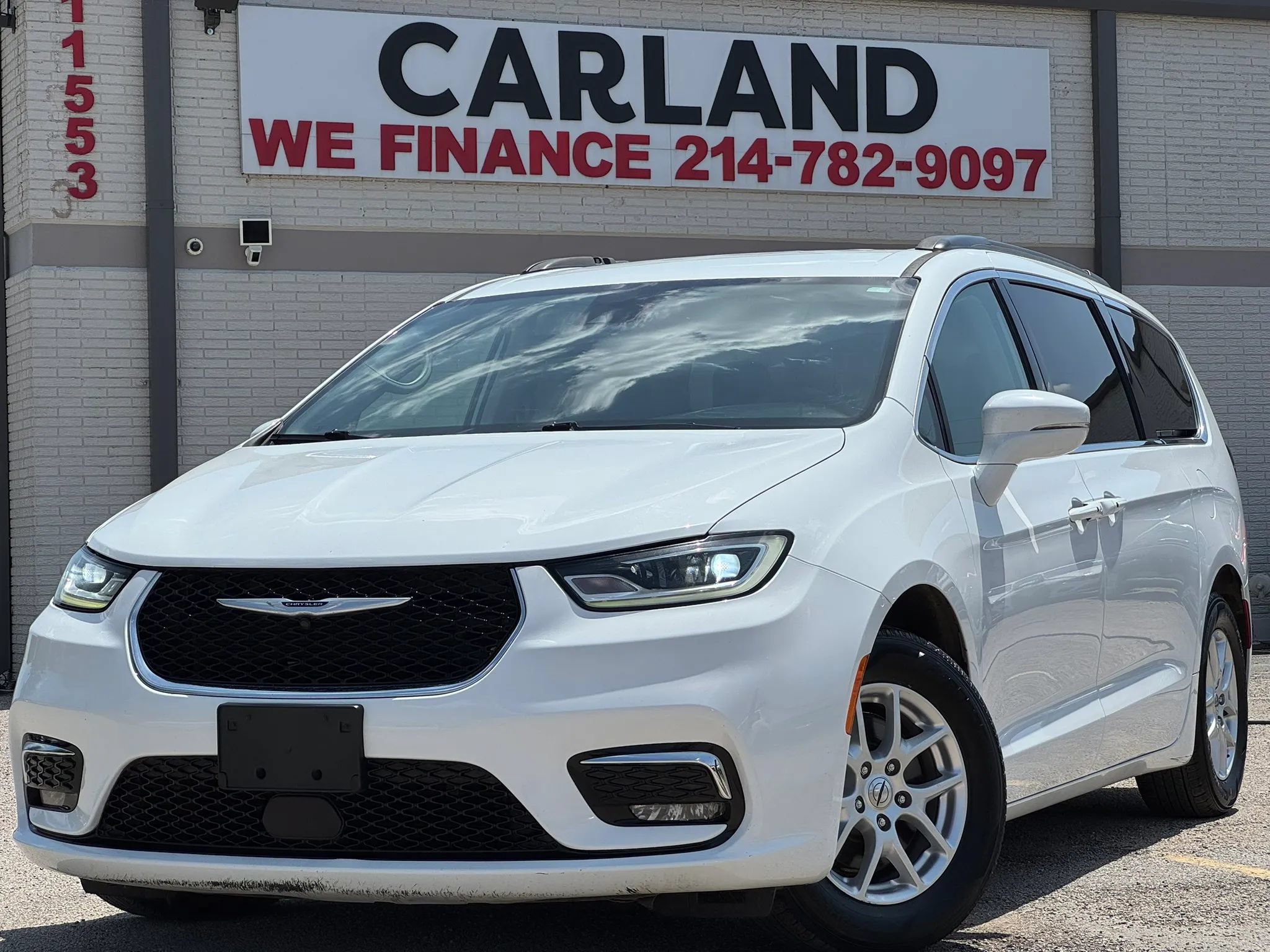 Used 2022 Chrysler Pacifica Touring-L FWD image 1