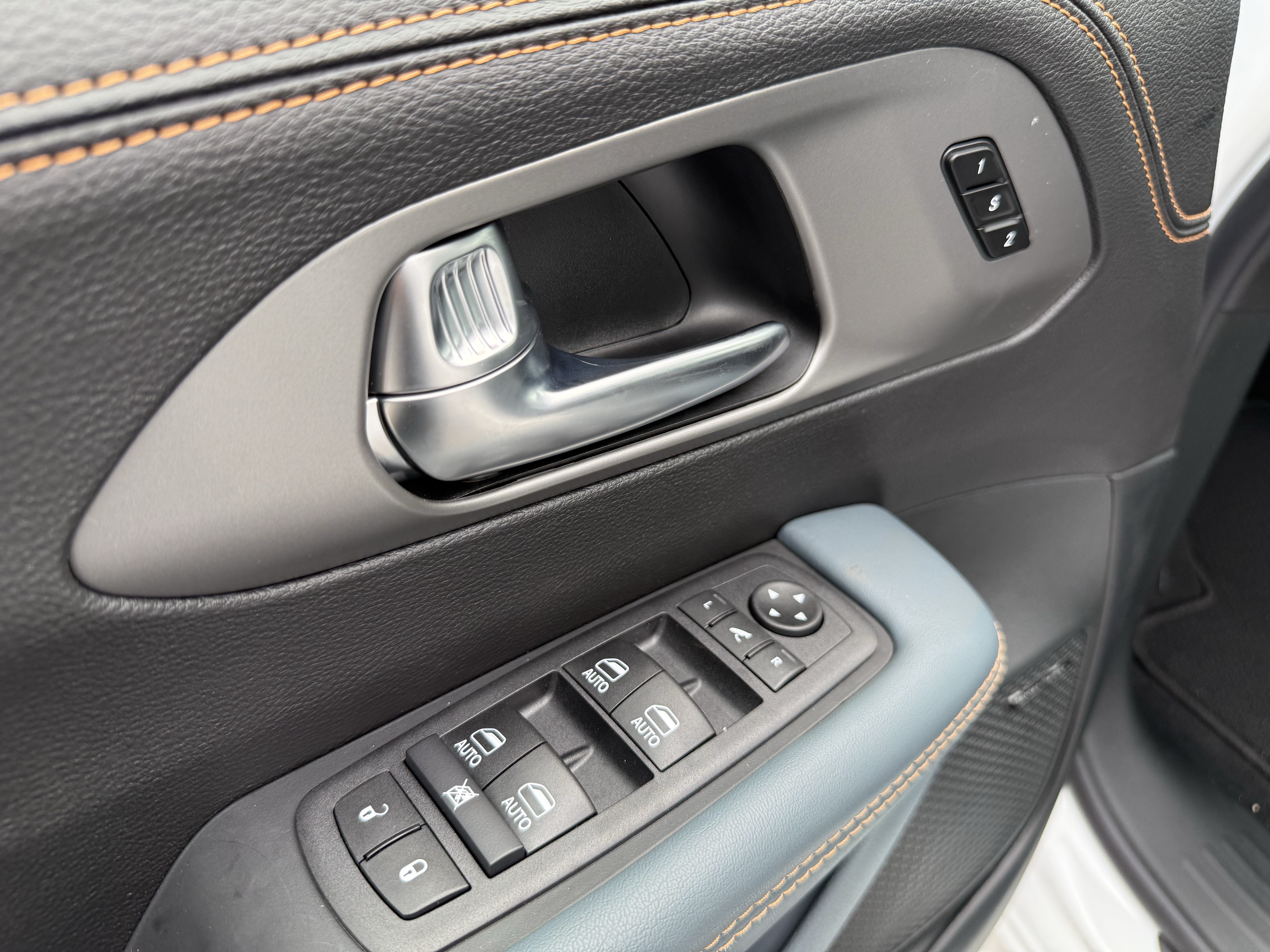 New 2027 Chrysler Pacifica Pinnacle w/ Theater Group FWD image 15