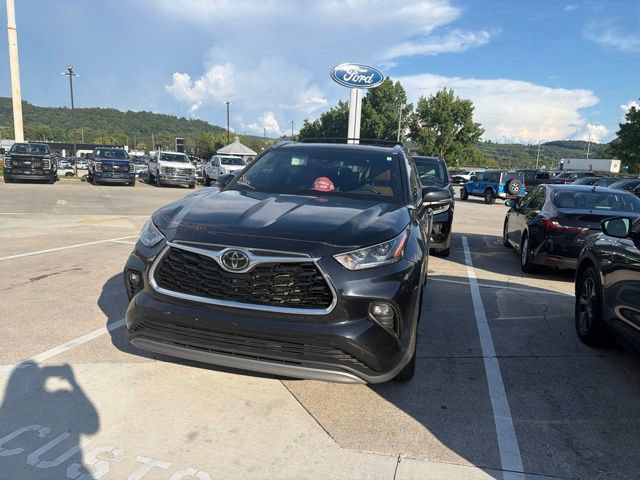 Used 2024 Toyota Highlander Platinum AWD/4WD image 2