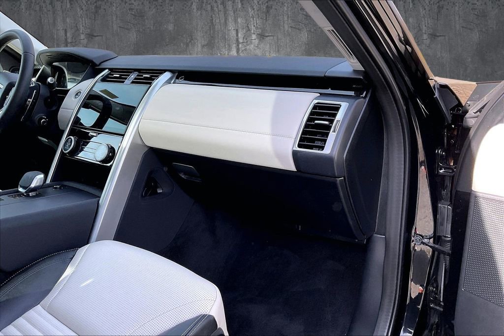 Certified 2025 Land Rover Discovery S image 26