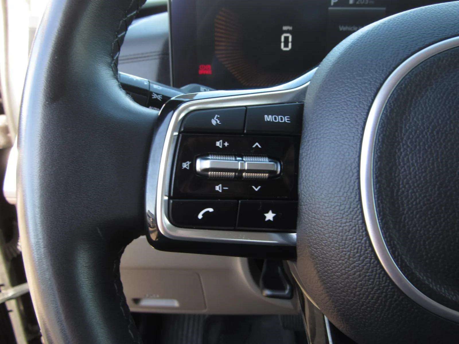 Used 2025 Kia Carnival FWD image 25