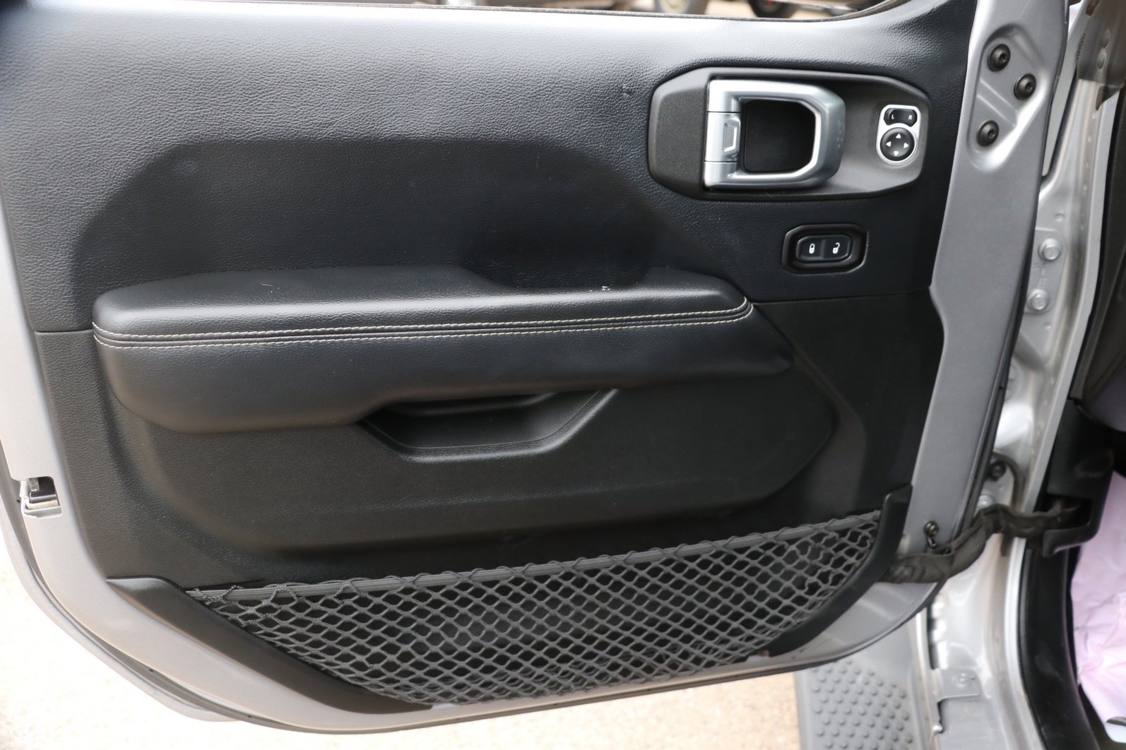 Used 2018 Jeep Wrangler Unlimited Sahara AWD/4WD image 10