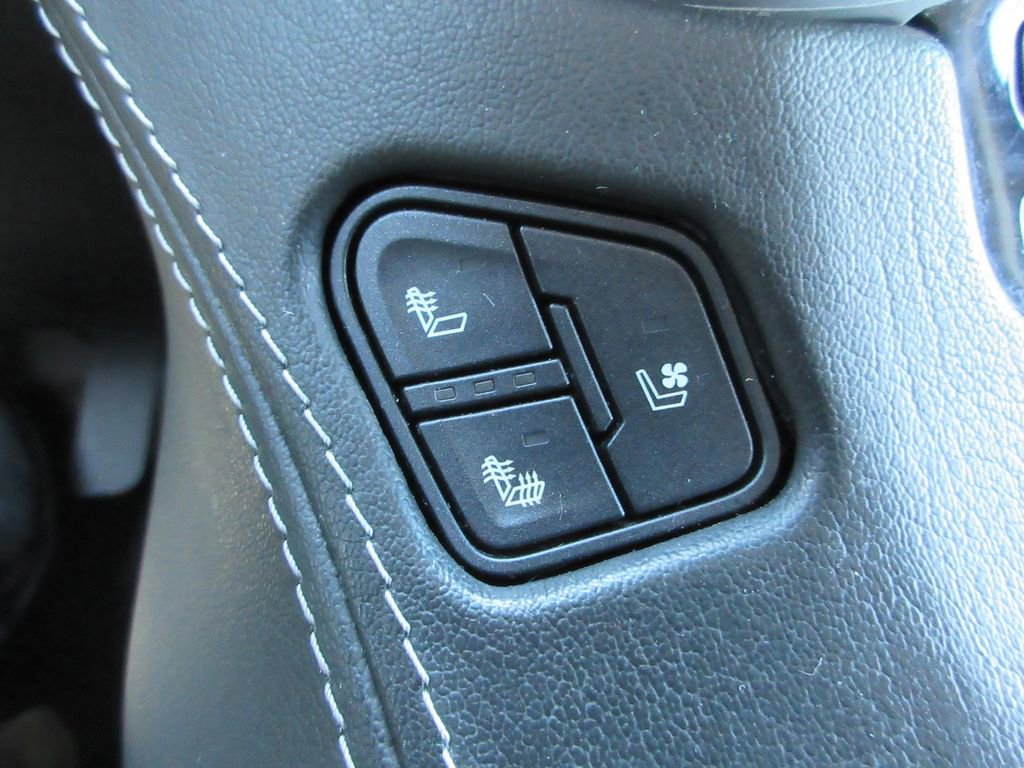 Used 2019 GMC Yukon SLT w/ Graphite Performance Edition AWD/4WD image 32