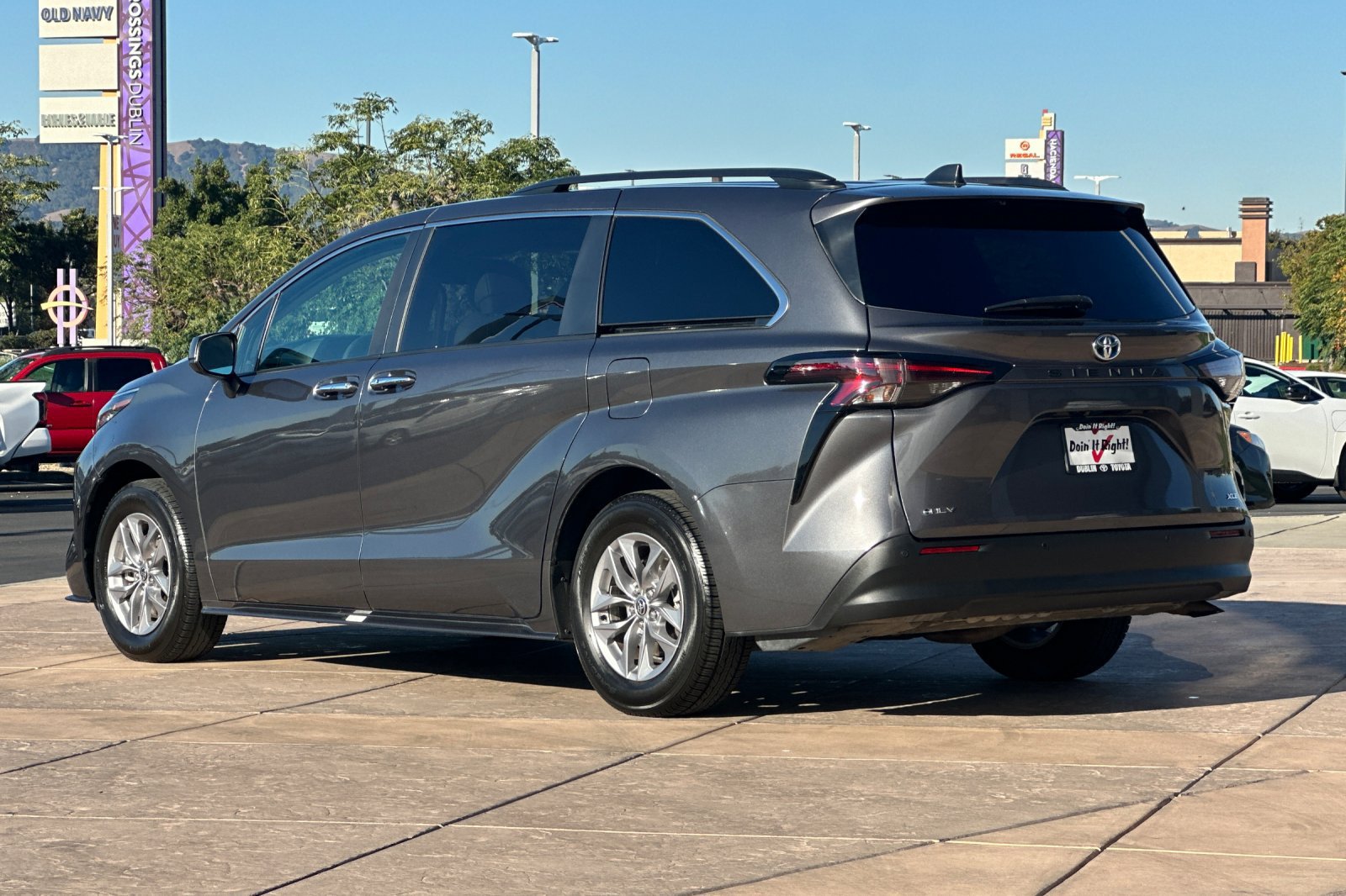 Certified 2025 Toyota Sienna XLE FWD image 6