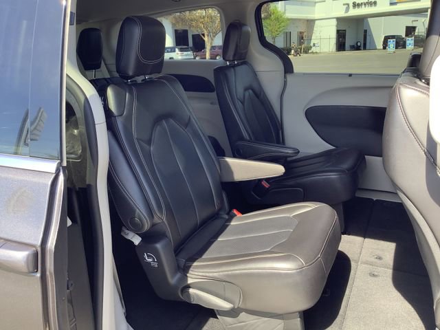Used 2023 Chrysler Pacifica Touring-L image 32