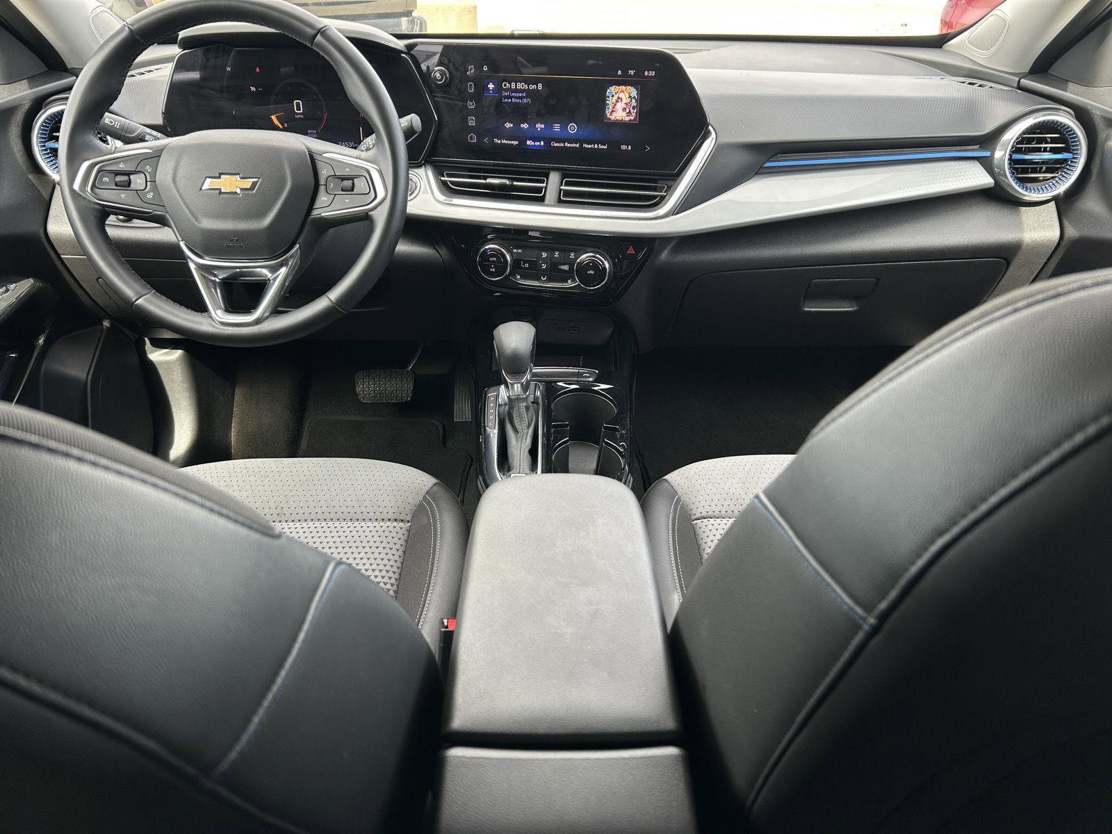 Used 2025 Chevrolet Trax LT w/ LT Convenience Package FWD image 22