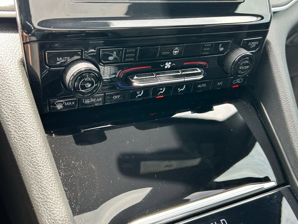 Used 2025 Jeep Grand Cherokee L Altitude RWD image 35