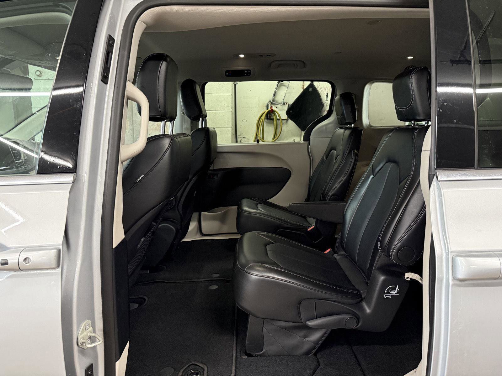 Used 2024 Chrysler Pacifica Touring-L image 15