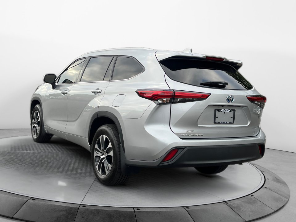 Used 2022 Toyota Highlander XLE AWD/4WD image 5
